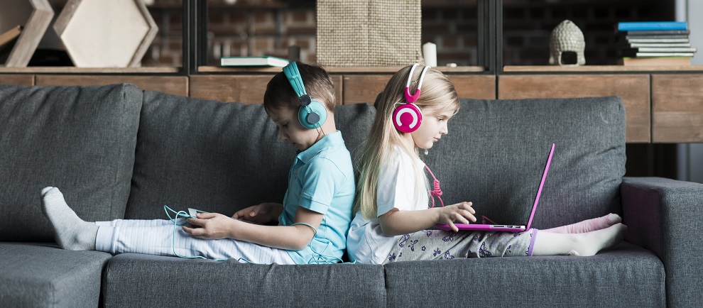 نحو مستقبل رقمي آمن: كيف تقود آبل جهود حماية الأطفال عبر الإنترنت؟